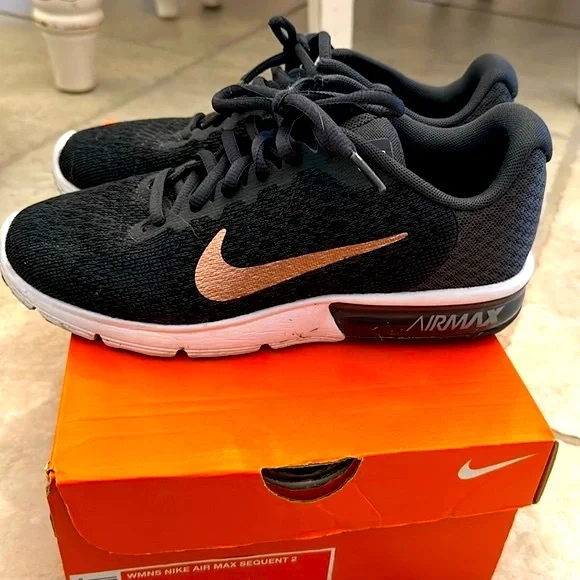 Black Nike mesh sneaker with metallic swoosh - Picture 7 of 7